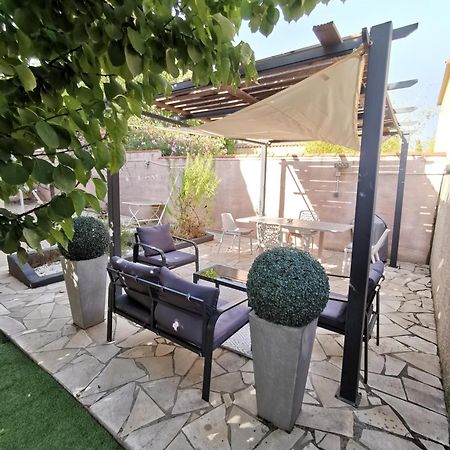 Gites Avec Grande Piscine Et Sa Terrasse Privative Bernis Ngoại thất bức ảnh